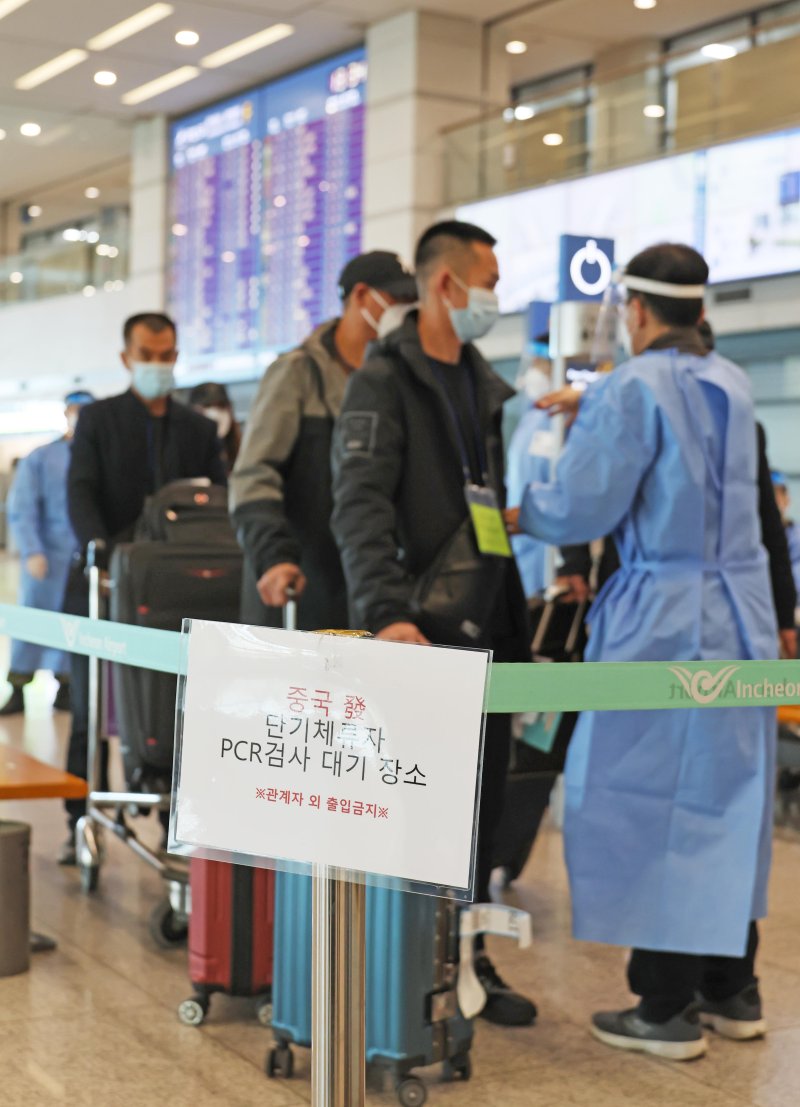 정부가 중국발 입국자의 한국 입국 후 코로나19 PCR 검사 의무를 다음 달 1일 해제하기로 한 22일 인천국제공항 제1여객터미널에 설치된 코로나19 검사센터에서 중국인입국자들이 PCR검사를 받기 위해 대기하고 있다. 사진=박범준 기자