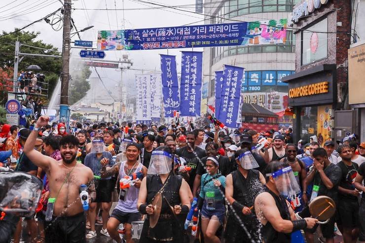 제15회 정남진 장흥물축제의 프로그램 중 하나인 살수대첩 물싸움놀이 모습./뉴스1