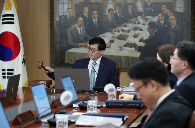 [서울=뉴시스] 사진공동취재단 = 이창용 한국은행 총재가 2월 23일 오전 서울 중구 한국은행에서 열린 금융통화위원회 정기회의에서 의사봉을 두드리고 있다. 2023.02.23.