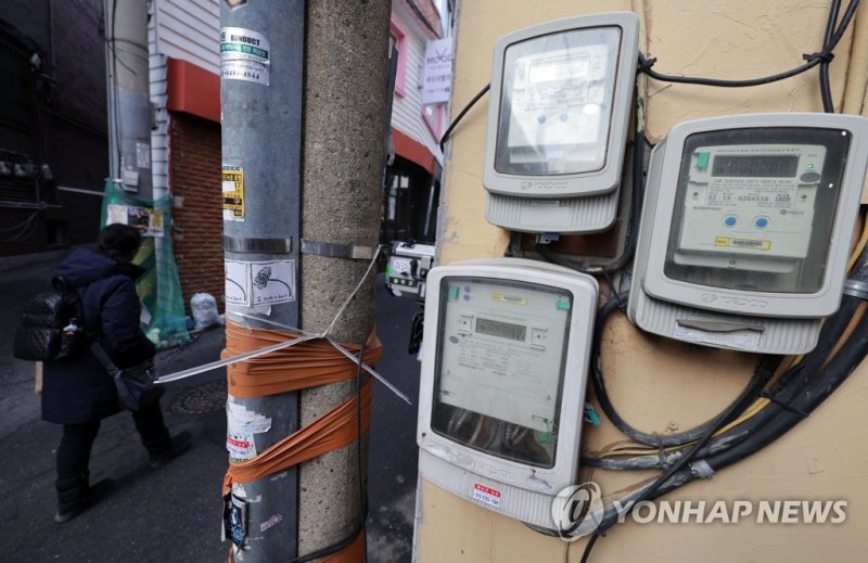 서울 시내 한 건물에 전기 계량기가 나란히 설치돼 있다. /연합뉴스