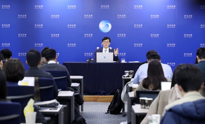 이창용 한국은행 총재가 23일 오전 서울 중구 한국은행에서 열린 통화정책방향 기자간담회에서 취재진 질문에 답하고 있다. 한은 금융통화위원회는 이날 1년 5개월간 이어진 금리 인상을 멈추고 기준금리를 현행 연 3.50%로 동결했다. 2023.02.23 [사진공동취재단]