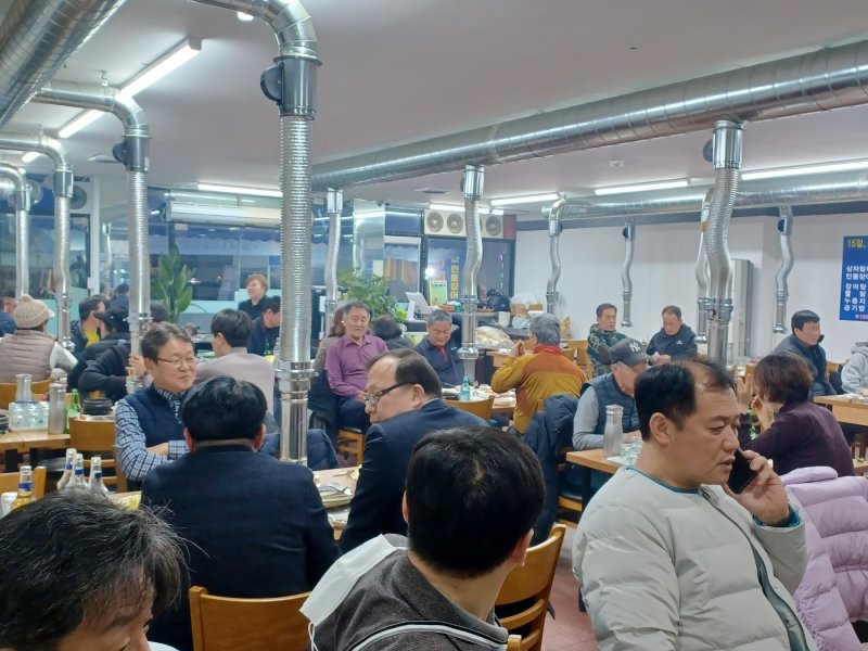 광주 북구의 전통시장인 말바우시장에 자리하고 있는 M민물장어 식당. 이곳에서는 소주와 맥주를 2000원에 팔면서 매일 저녁 손님들로 붐빈다. ⓒ News1