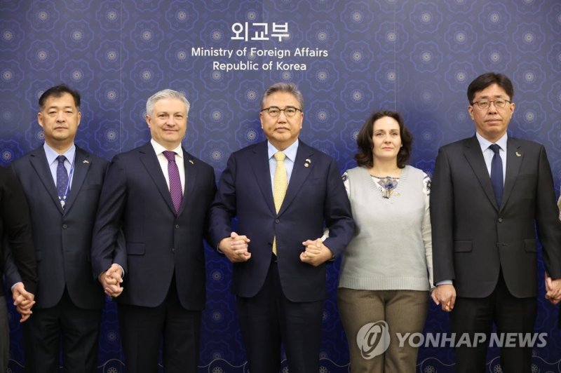 우크라대사 등과 기념촬영하는 박진 장관 (서울=연합뉴스) 김승두 기자 = 박진 외교부 장관이 23일 서울 도렴동 외교부 청사에서 우크라이나 전쟁 1년(24일)을 앞두고 드미트로 포노마렌코 주한 우크라이나 대사 등과 만나 기념촬영을 하고 있다. 2023.2.23 kimsdoo@yna.co.kr (끝)