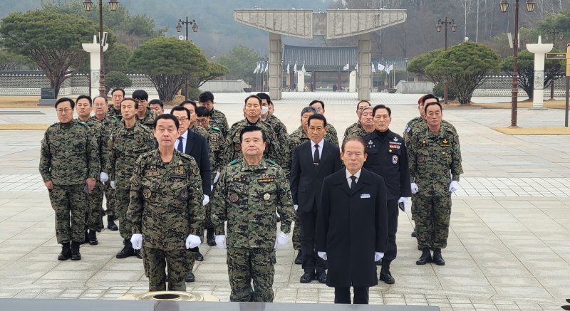 공법단체 5·18민주화운동부상자회와 공로자회가 19일 오전 대한민국 특전사 동지회와 함께 광주 북구 운정동 국립 5·18민주묘지에 참배하고 있다. 앞서 단체는 이날 오후 참배를 예고했으나 시민사회단체의 반발에 부딪혀 기습으로 참배했다. (5·18부상자회 제공) 2023.2.19/뉴스1