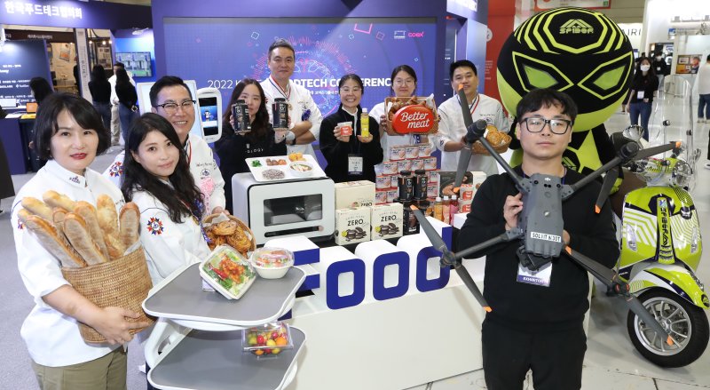지난해 서울 강남 코엑스에서 열린 서울국제식품산업전에서 기업 관계자들이 푸드테크 제품을 소개하고 있다. /사진=뉴시스