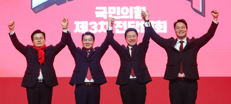 국민의힘 황교안(왼쪽부터), 안철수, 김기현, 천하람 당대표 후보가 23일 강원 홍천종합체육관에서 열린 국민의힘 제3차 전당대회 강원 합동연설회에서 손을 맞잡고 기념촬영을 하고 있다. 사진=뉴스1화상