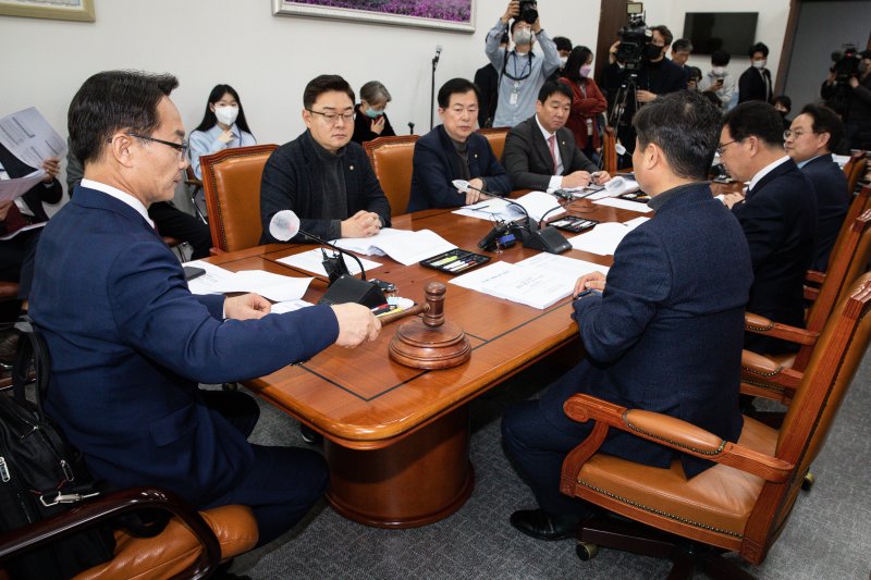 조해진 국회 정치개혁특별위원회 정치관계법개선소위원장이 지난달 23일 서울 여의도 국회에서 열린 제403회 국회(임시회) 정치개혁특별위원회 제7차 정치관계법개선소위원회에서 의사봉을 두드리고 있다. /뉴스1