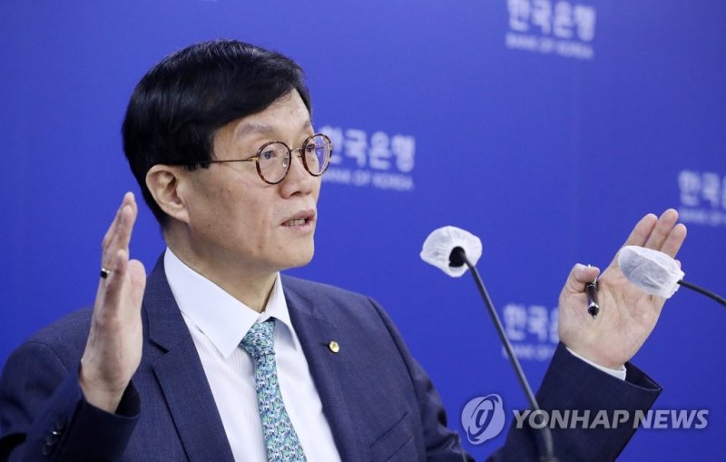 이창용 한국은행 총재가 23일 오전 서울 중구 한국은행에서 열린 통화정책방향 기자간담회에서 취재진 질문에 답하고 있다. 한은 금융통화위원회는 이날 1년 5개월간 이어진 금리 인상을 멈추고 기준금리를 현행 연 3.50%로 동결했다. 2023.02.23 [사진공동취재단]