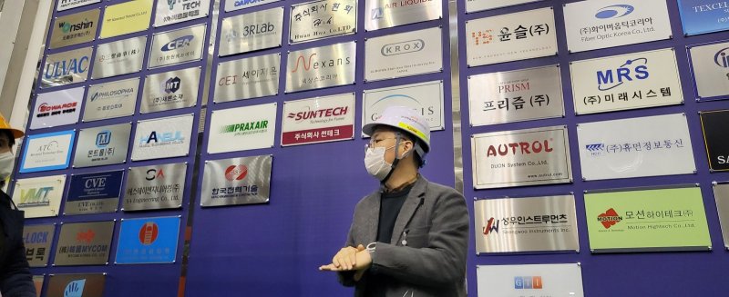 한국핵융합에너지연구원 윤시우 부원장이 초전도핵융합연구장치 'KSTAR' 건설에 참여한 70여개 기업들의 노력에 대해 설명하고 있다. 사진=김만기 기자