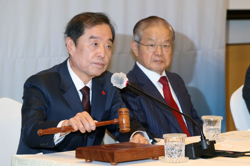 김병준 전국경제인연합회 신임 미래발전위원장 겸 회장 직무대행(왼쪽)이 23일 서울 영등포구 전경련회관에서 열린 제63회 정기총회를 주재하고 있다. 사진=서동일 기자