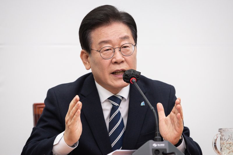 이재명 더불어민주당 대표가 체포동의안 국회 보고를 하루 앞둔 23일 국회에서 기자간담회를 열고 입장을 밝히고 있다. 사진=뉴스1