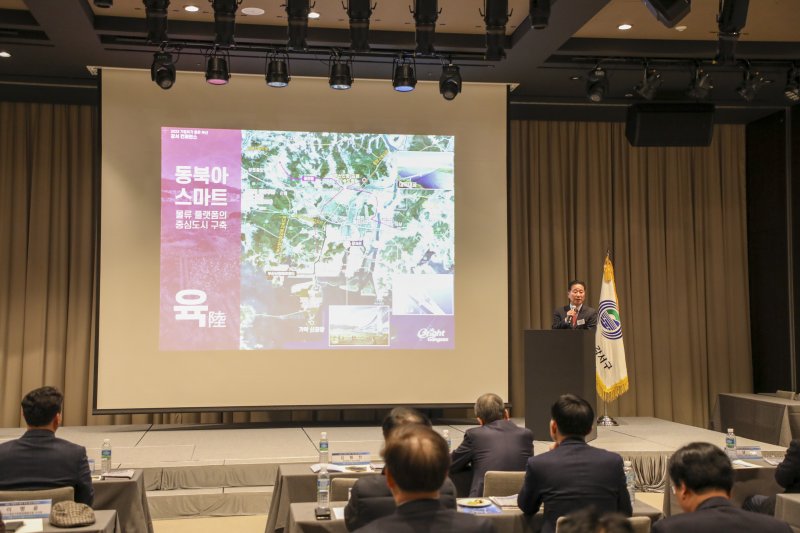 김형찬 부산강서구청장이 22일 신라스테이 서부산에서 열린 '2023 기업하기 좋은 부산 강서 컨퍼런스'에서 '글로벌 물류 비즈니스 중심지로 가는길'을 주제로 기조강연을 하고 있다. 강서구 제공