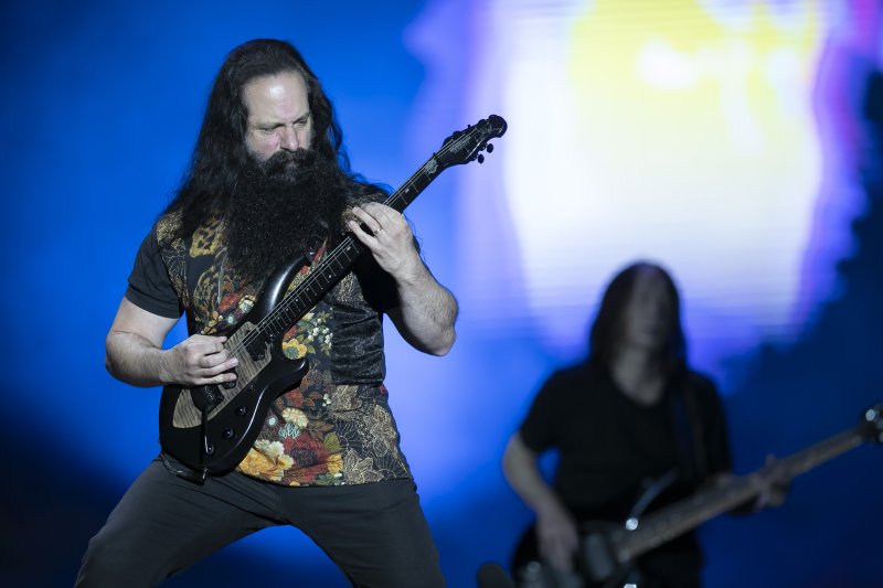 [서울=AP/뉴시스] 기타리스트 존 페트루치, 베이시스트 존 명