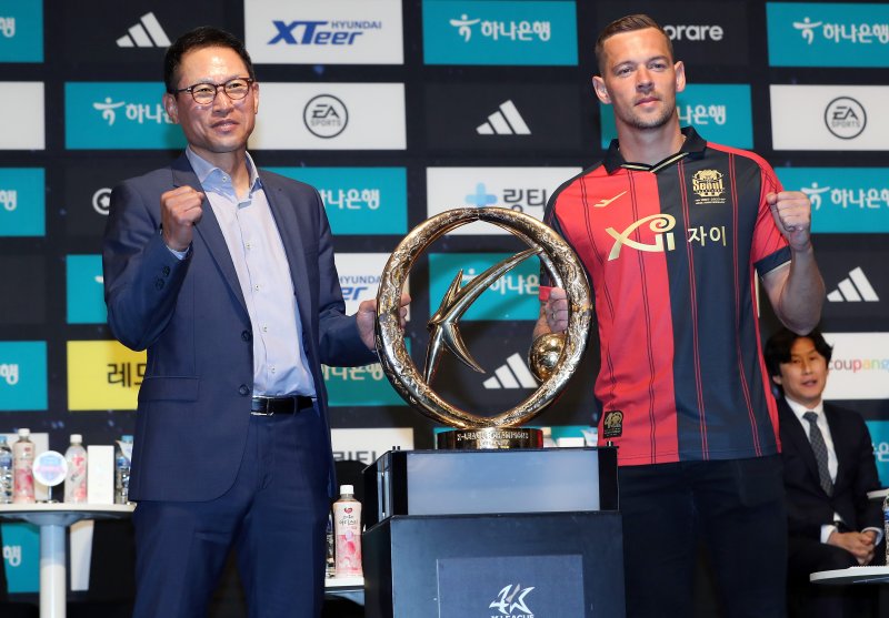 FC서울 안익수 감독과 일류첸코가 20일 서울 양재동 더케이호텔에서 열린 하나원큐 K리그 2023 미디어데이에 앞서 기념사진을 찍고 있다. 2023.2.20/뉴스1 ⓒ News1 이동해 기자