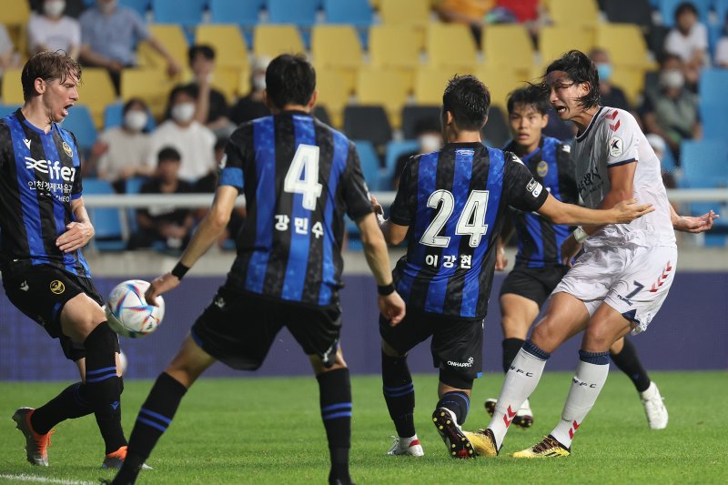수원FC 김현이 3일 오후 인천축구전용경기장에서 열린 프로축구 '하나원큐 K리그1 2022' 26라운드 인천 유나이티드와의 경기 후반전 동점골을 성공시키고 있다. 2022.8.3/뉴스1 ⓒ News1 이광호 기자