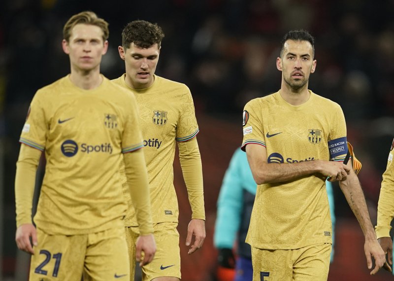 [맨체스터=AP/뉴시스] 프렝키 더용, 안드레스 크리스텐센, 세르히오 부스케츠(왼쪽부터) 등 FC 바르셀로나 선수들이 24일(한국시간) 영국 맨체스터 올드 트래포드에서 열린 맨체스터 유나이티드와 2022~23 UEFA 유로파리그 플레이오프 라운드 2차전 원정경기에서 1-2로 져 탈락이 확정된 뒤 실망스러운 표정을 지으며 그라운드를 빠져나오고 있다. 2023.02.24.