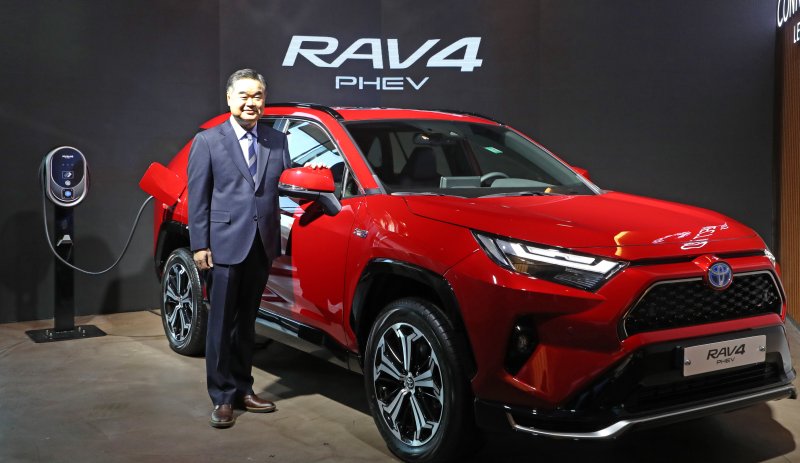 콘야마 마나부 토요타코리아 사장이 21일 서울 송파구 커넥트투에서 'RAV4 플러그인 하이브리드(PHEV)'를 선보이고 있다. 2023.2.21/뉴스1 ⓒ News1 조태형 기자