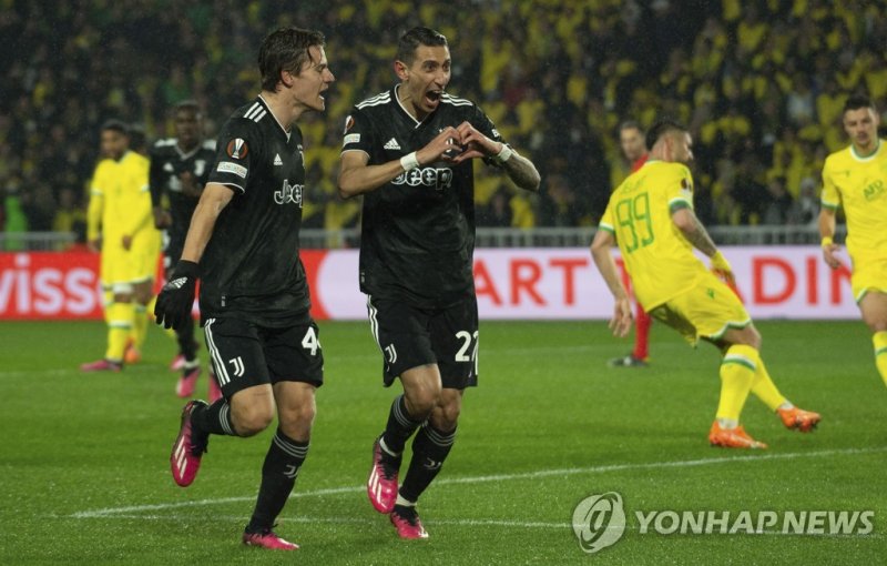 해트트릭을 완성한 디마리아 Juventus' Angel Di Maria, center, reacts with Juventus' Nicolo Fagioli after scoring his side opening goal during their during the Europa League play-off second leg soccer match between Nantes and Juventus FC at the La Beaujoire stadium, Thursday, Feb.23, 2023 in Nantes, western Franc