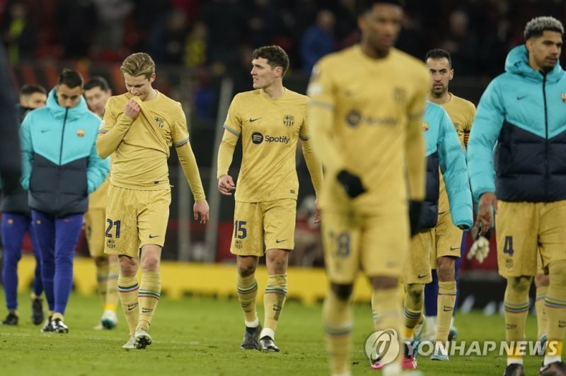 아쉬워하는 바르셀로나 선수들 Barcelona players walk off the field at the end of the Europa League playoff second leg soccer match between Manchester United and Barcelona at Old Trafford stadium in Manchester, England, Thursday, Feb. 23, 2023. Manchester United won 2-1. (AP Photo/Dave Thompson)