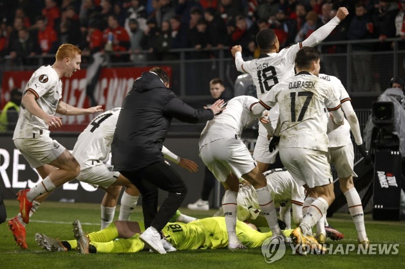 극적으로 유로파리그 16강에 오른 샤흐타르 선수들 epa10486933 Shakhtar Donetsk's players celebrate their win following the UEFA Europa League play-off, second leg soccer match between Rennes FC and Shakhtar Donetsk at the Roazhon Park Stadium in Rennes, France, 23 February 2023. EPA/YOAN VALAT