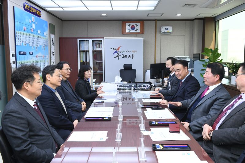 23일 열린 간담회에서 구리시의 현안에 대해 설명하고 있는 백경현 구리시장(오른쪽 가운데). 사진=구리시