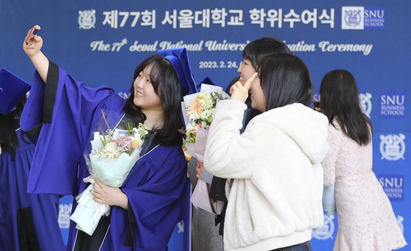 [서울=뉴시스] 최진석 기자 = 서울대학교 졸업생이 24일 서울 관악구 서울대학교 SK경영관 앞에서 2023년 서울대학교 제77회 학위수여식을 앞두고 친구들과 기념촬영을 하고 있다. 2023.02.24. myjs@newsis.com