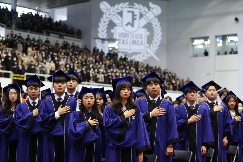 [서울=뉴시스] 최진석 기자 = 서울대학교 졸업생들이 24일 서울 관악구 서울대학교에서 열린 2023년 서울대학교 제77회 학위수여식에서 국민의례를 하고 있다. 2023.02.24. myjs@newsis.com