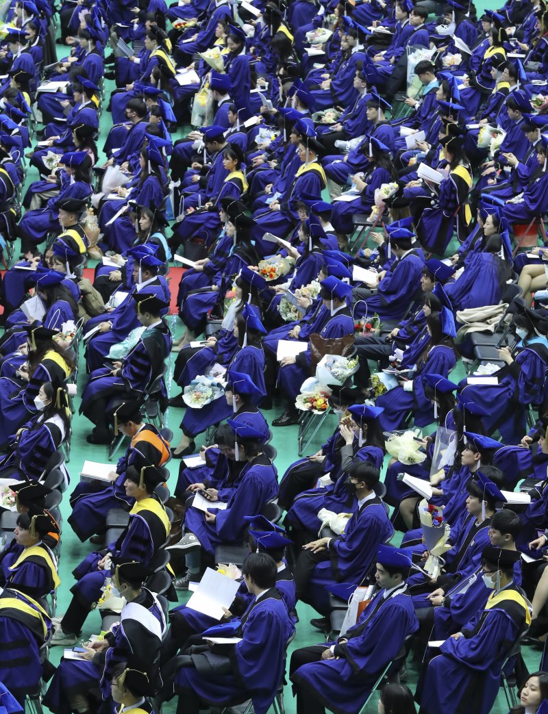 [서울=뉴시스] 최진석 기자 = 서울대학교 졸업생들이 24일 서울 관악구 서울대학교에서 열린 2023년 서울대학교 제77회 학위수여식에서 유홍림 서울대학교 총장의 식사를 경청하고 있다. 2023.02.24. myjs@newsis.com