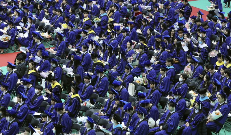 [서울=뉴시스] 최진석 기자 = 서울대학교 졸업생들이 24일 서울 관악구 서울대학교에서 열린 2023년 서울대학교 제77회 학위수여식에서 유홍림 서울대학교 총장의 식사를 경청하고 있다. 2023.02.24. myjs@newsis.com