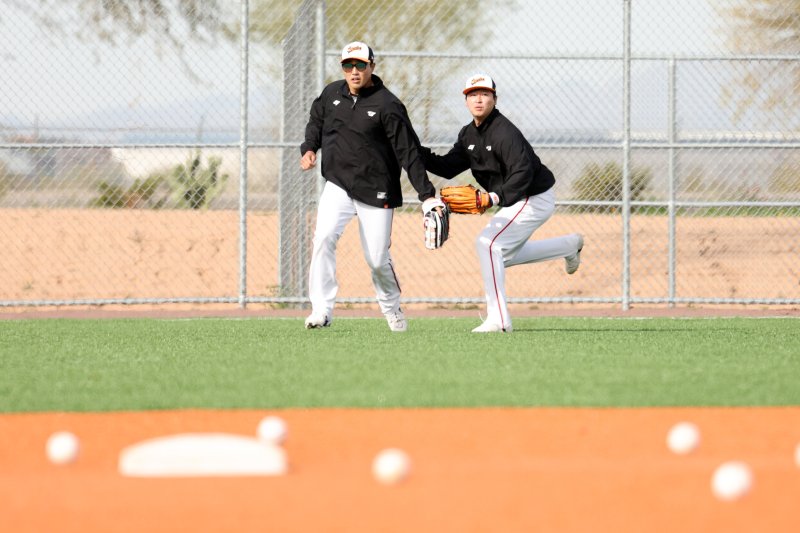 한화 이글스 채은성과 이진영이 18일(현지시간) 미국 애리조나주 메사 벨뱅크파크에서 열린 '2023 한화 스프링캠프'에서 수비 훈련을 하고 있다. 2023.2.19/뉴스1 ⓒ News1 황기선 기자