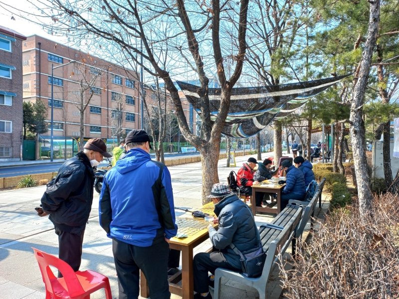 도봉고 맞은편 인도에 마련된 어르신 장기마당 (서울=연합뉴스) 김현수 기자 = 23일 서울 도봉구 도봉고등학교 맞은편에서 노인이 장기를 두고 있다. 2023.2.23 confident@yna.co.kr
