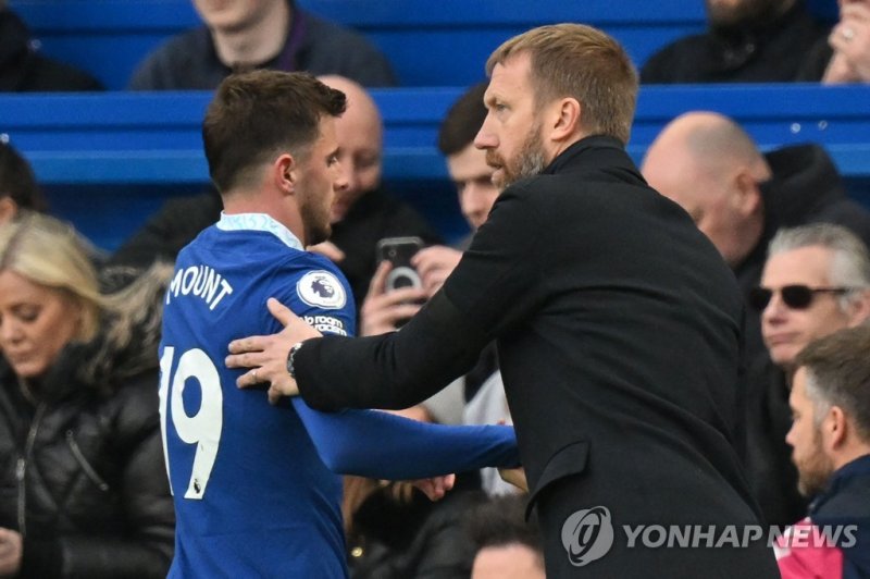 그레이엄 포터 감독 Chelsea's English head coach Graham Potter (R) congratulates Chelsea's English midfielder Mason Mount (L) as he comes off, substituted during the English Premier League football match between Chelsea and Southampton at Stamford Bridge in London on February 18, 2023. (Photo by Glyn KIRK / 