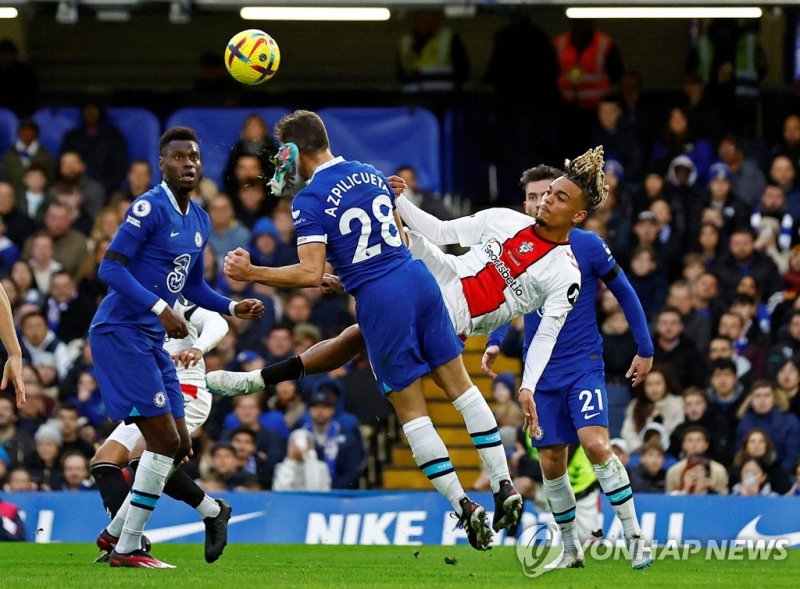 사우샘프턴에 패한 첼시 Soccer Football - Premier League - Chelsea v Southampton - Stamford Bridge, London, Britain - February 18, 2023 Chelsea's Cesar Azpilicueta sustains an injury after a challenge from Southampton's Sekou Mara Action Images via Reuters/Andrew Boyers EDITORIAL USE ONLY. No use with unauthor