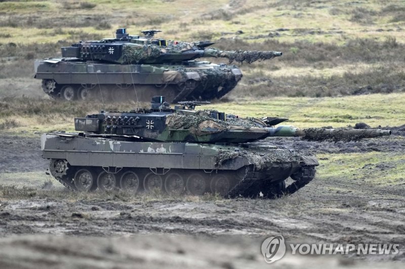 지난 2023년 2월1일(현지시간) 독일 아우구스트로프에서 레오파르트2 전차 두대가 훈련 중인 모습.AP연합뉴스