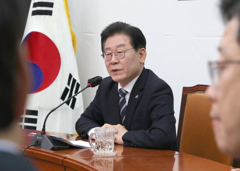 [서울=뉴시스] 전진환 기자 = 지난 23일 이재명 더불어민주당 대표가 서울 여의도 국회에서 열린 기자간담회에서 발언하고 있다. 2023.02.23 amin2@newsis.com /사진=뉴시스