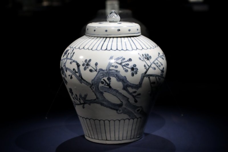 [서울=뉴시스] 박진희 기자 = '백자청화 매죽문 호(白磁靑畵 梅竹文 壺)'는 매화와 대나무의 회화성이 뛰어난 조선 전기 명품으로 알려진 작품이다. 뚜껑에는 연 봉우리 모양의 꼭지를 달고 그 아래로 단을 아루듯 층을 지은 뒤 연꽃잎과 청화 점으로 장식했다. 몸체에는 목 아래와 밑둥에 청화 선만으로 간략화 된 꽃잎 문양을 연이어 그렸는데, 같은 시기 꼼꼼하고 화려하게 장식하는 다른 작품과 비교되는 이 작품만의 특징이다. 화면은 단촐한 문양대 아래 넓게 뻗은 매화가 주를 이루는데 등걸의 세세한 묘사와 꽃봉우리의 선명한 청화가 매력적이다