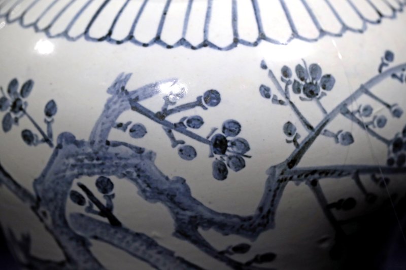 [서울=뉴시스] 박진희 기자 = '백자청화 매죽문 호(白磁靑畵 梅竹文 壺)'는 매화와 대나무의 회화성이 뛰어난 조선 전기 명품으로 알려진 작품이다. 화면은 단촐한 문양대 아래 넓게 뻗은 매화가 주를 이루는데 등걸의 세세한 묘사와 꽃봉우리의 선명한 청화가 매력적이다. 대나무는 매화가지 아래로 살포시 고개를 드러낸 모습으로 표현되었고, 그 옆은 여백으로 비워 놓아 한숨 쉬어가는 여유가 있다. 매화, 대나무의 섬세함과 단촐한 문양대가 대조를 이루며 전체적으로 안정된 화합을 만들고 있다. 2023.02.26. pak7130@newsis.c