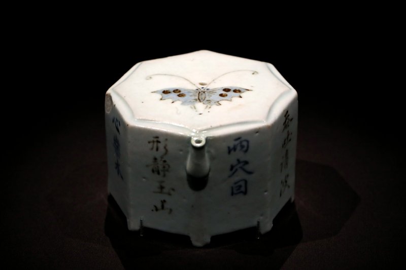 [서울=뉴시스] 박진희 기자 = 조선사대부의 사상과 배포가 담겨있는 '백자 청화철화‘시’명나비문 팔각연적(白磁 靑畵鐵畵‘詩’銘蝶文 八角硯滴)'은 벼루에 따를 물을 담아두는 연적이다. 이 작품은 팔각의 겉면을 청화 안료와 철화 안료를 동시에 사용하여 나비 문양과 칠언절구의 시로 장식한 화려함이 돋보이는 18세기 백자연적을 대표하는 걸작이다. 2023.02.26. pak7130@newsis.com