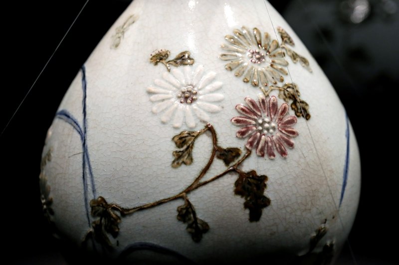 [서울=뉴시스] 박진희 기자 = 조선 초기 순백색의 단정함과 절제된 청화 장식의 백자에 이어 채색 백자 등장은 조선 후기에 형성된 새로운 전통이다. '백자 청화철채동채 초충문 병(白磁 靑畵鐵彩銅彩 草蟲文 甁)'는 가느다란 목에 비해 풍만한 몸채, 그 위에 곤충, 국화 문양을 도드라지게 문양을 만들었다. 여기에 난은 청화 안료를 덧입히고, 국화 잎과 줄기, 곤충은 철화 안료로 채색했다. 국화꽃은 철 안료, 동 안료로 잎마다 정성껏 칠한 것도 있지만 순백인 채로 둔 것도 있어 색색깔로 피어난 국화를 재치있게 표현했다. 청화, 철화, 동