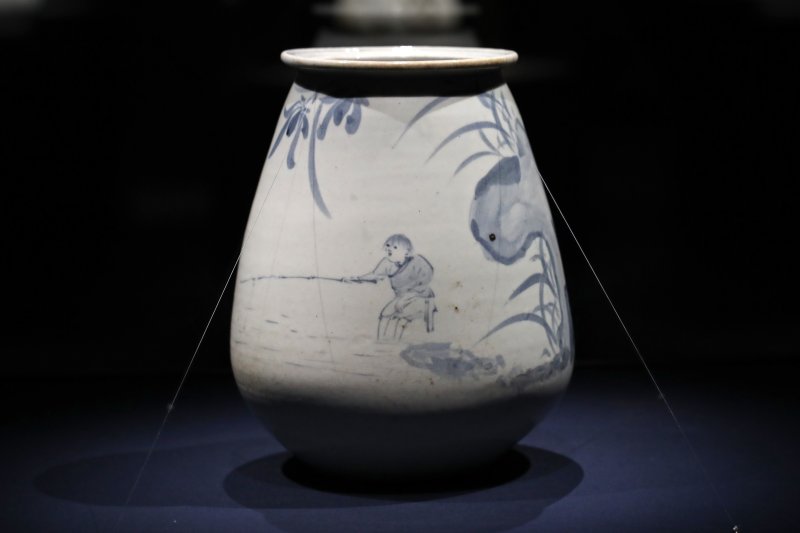 [서울=뉴시스] 박진희 기자 = '백자청화 동자조어문 병(白磁靑畵 童子釣魚文 甁)'은 입이 넓지만 하부는 더 넓어 사다리꼴 모양을 하고 있는 새로운 형태의 병이다. 이런 형태의 병은 생김새가 쩍메를 닮아 떡메병으로 불리기도 하며 낚시하는 장면이 그려진 것은 이 작품이 유일하다. 솜씨 좋은 분원의 장인이 만들어낸 풍성한 병과 조선 최고 궁중 화원이 만나 완벽한 조화를 이루어낸 낸 명작이다. 강가에 대나무 낚시대를 드리운 주인공 주변에 초화문, 패랭이꽃, 바위와 풀을 청화 안료 농도를 달리하며 그려냈다. 2023.02.26. pak71