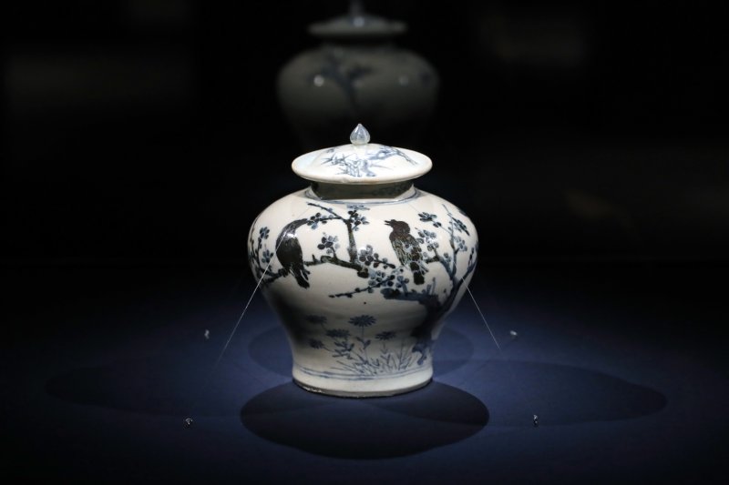 [서울=뉴시스] 박진희 기자 = '백자청화 매조죽문 호(白磁靑畵 梅鳥竹文 壺)'는 조선 전기 청화 백자의 완벽한 형태 작품으로 국보 제170호이다. 이 작품 뚜껑에는 봉긋한 연 봉우리 모양의 꼭지가 있어 상승감이 느껴지는데, 가장자리도 살짝 반전이 이루고 있어 도자기 전체에 산뜻함이 감돈다. 몸체는 조선 전기에 사용하던 소재로 짜임새 있게 구성했고, 짙고 옅은 청화 안료를 사용한 매화나무와 두 마리 새, 그 아래 소담스럽게 국화를 그리고, 그 뒤쪽으로 대나무의 당당담을 배치하여 한편의 화조도처럼 운치있게 그려냈다. 도자기 곳곳에 한