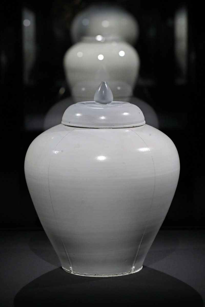 [서울=뉴시스] 박진희 기자 = 500년 역사의 조선시대 순백자 가운데에서도 최고의 품격을 지닌 작품으로 인정받는 '백자 개호(白磁 蓋壺, 또는 백자 유개항아리_白磁 有蓋壺)'는 조선 초기 만들어진 백자 항아리로 큰 항아리(사진)와 작은 항아리 두개가 있으며, 대한민국 국보 제261호로 지정되어 있다. 백자 개호는 새 왕조의 기운을 반영한듯 형태가 당당하고 의젓하다. 백자 개호 뚜껑 윗면 중앙 연꽃봉오리형 꼭지나 매우 깨끗한 흰빛을 띠는 색도 조선 초기의 백자에서 보이는 특징이다. 이 시기에 제작된 여러 백자 가운데 순백의 아름다움