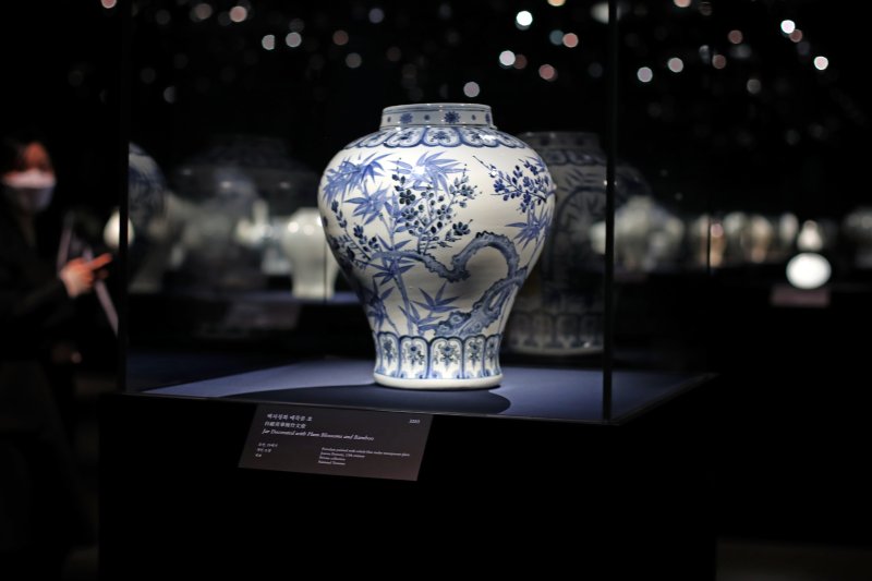 [서울=뉴시스] 박진희 기자 = '백자청화 매죽문 호(白磁靑畵 梅竹文 壺)'는 조선 전기 청화백자중 당당한 형태와 화려한 그림 장식으로 알려진 최고의 명품이다. 그려진 그림의 붓놀림이 회화적이어서 한폭의 수묵화를 보는 느낌이 든다. 표면의 푸른빛의 청화 안료는 중국을 통해 수입된 페르시아아산 고가 안료이어서 왕실용 백자 제작에만 사용하도록 법으로 엄격히 규제했다. 중국 원나라 말기~명나라 초기에 청화백자 제작 기술이 조선에 도입되면서 조선백자가 새롭게 발전하는 과정을 보여주는 예로, 학술적 가치가 매우 높은 작품이다. 2023.02