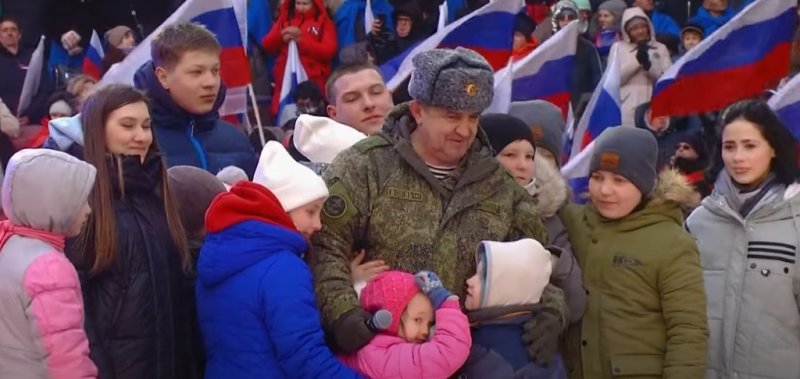 러시아 '애국 콘서트'에서 군인 품에 안긴 우크라이나 어린이들. / 사진=연합뉴스