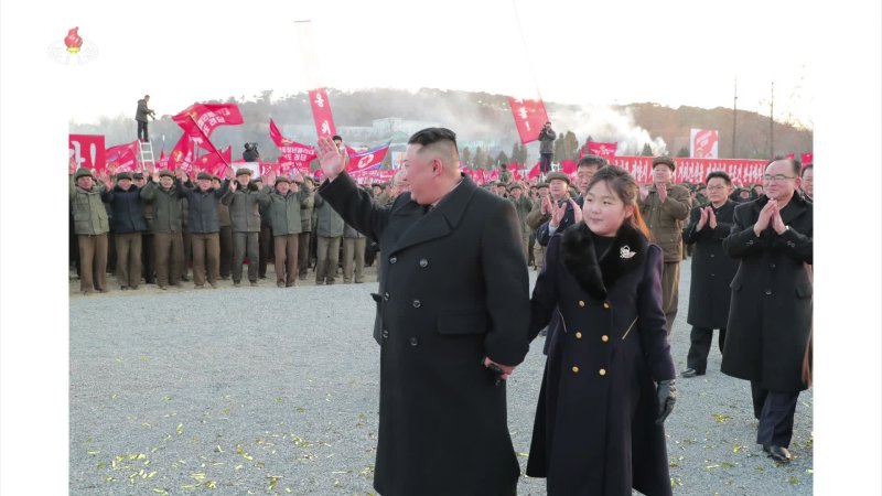 김정은 북한 국무위원장은 25일 딸 주애와 함께 평양 서포지구 새거리건설 착공식에 참석했다고 조선중앙TV가 26일 보도했다. 사진=조선중앙TV 캡처