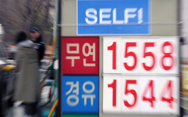 지난 19일 서울 시내의 한 주유소에서 휘발유와 경유가 각각 1558원, 1544원에 판매되고 있다. 뉴스 1