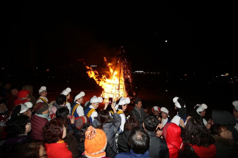 [포항=뉴시스] 강진구 기자 = 경북 포항시는 오는 5일 올 한 해 시민들의 건강과 풍요를 기원하는 ‘정월대보름 달집 축제’를 개최한다고 2일 밝혔다.이전 정월대보름 달집 축제.(사진=포항시 제공) 2023.02.02.photo@newsis.com *재판매 및 DB 금지