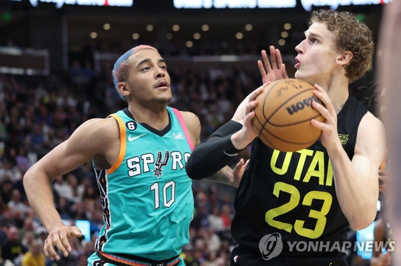 유타와 샌안토니오으의 26일 경기 모습. Feb 25, 2023; Salt Lake City, Utah, USA; Utah Jazz forward Lauri Markkanen (23) drives against San Antonio Spurs forward Jeremy Sochan (10) in the second half at Vivint Arena. Mandatory Credit: Rob Gray-USA TODAY Sports