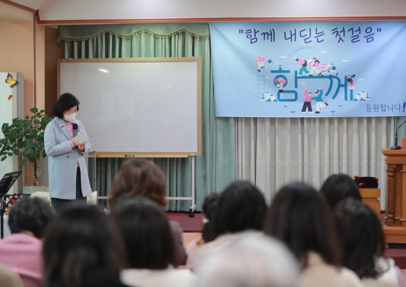 편지 낭독하는 원장선생님 [촬영 박성제]