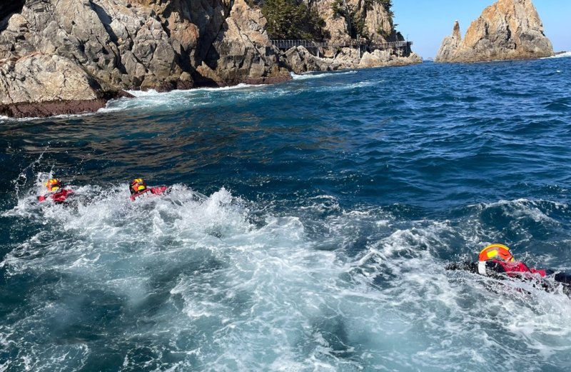 고립자 구조활동 [동해해경청 제공.재판매 및 DB 금지]